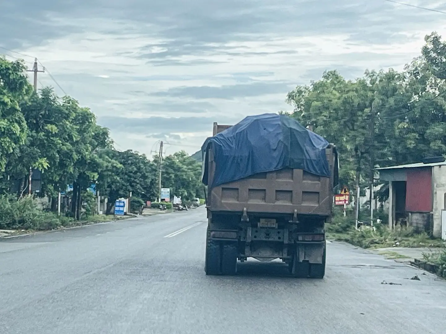 Quảng Bình: Bất an với đoàn “hung thần” chở đá