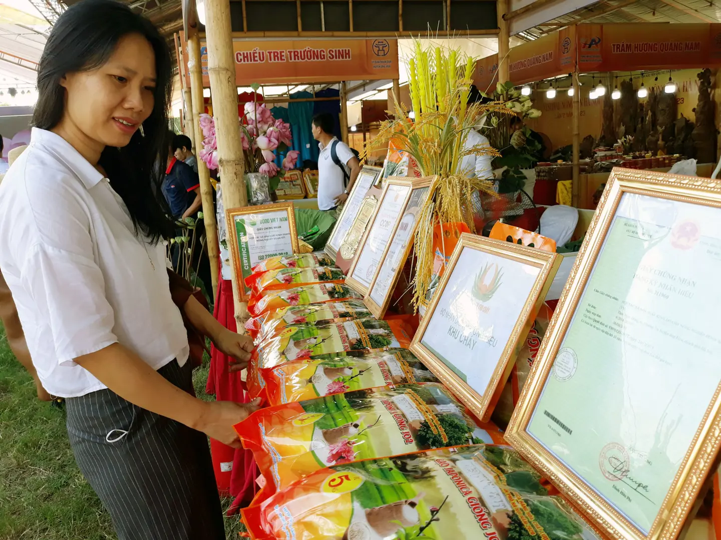 Nhiều sản phẩm OCOP gặp khó khi lên sàn thương mại điện tử 