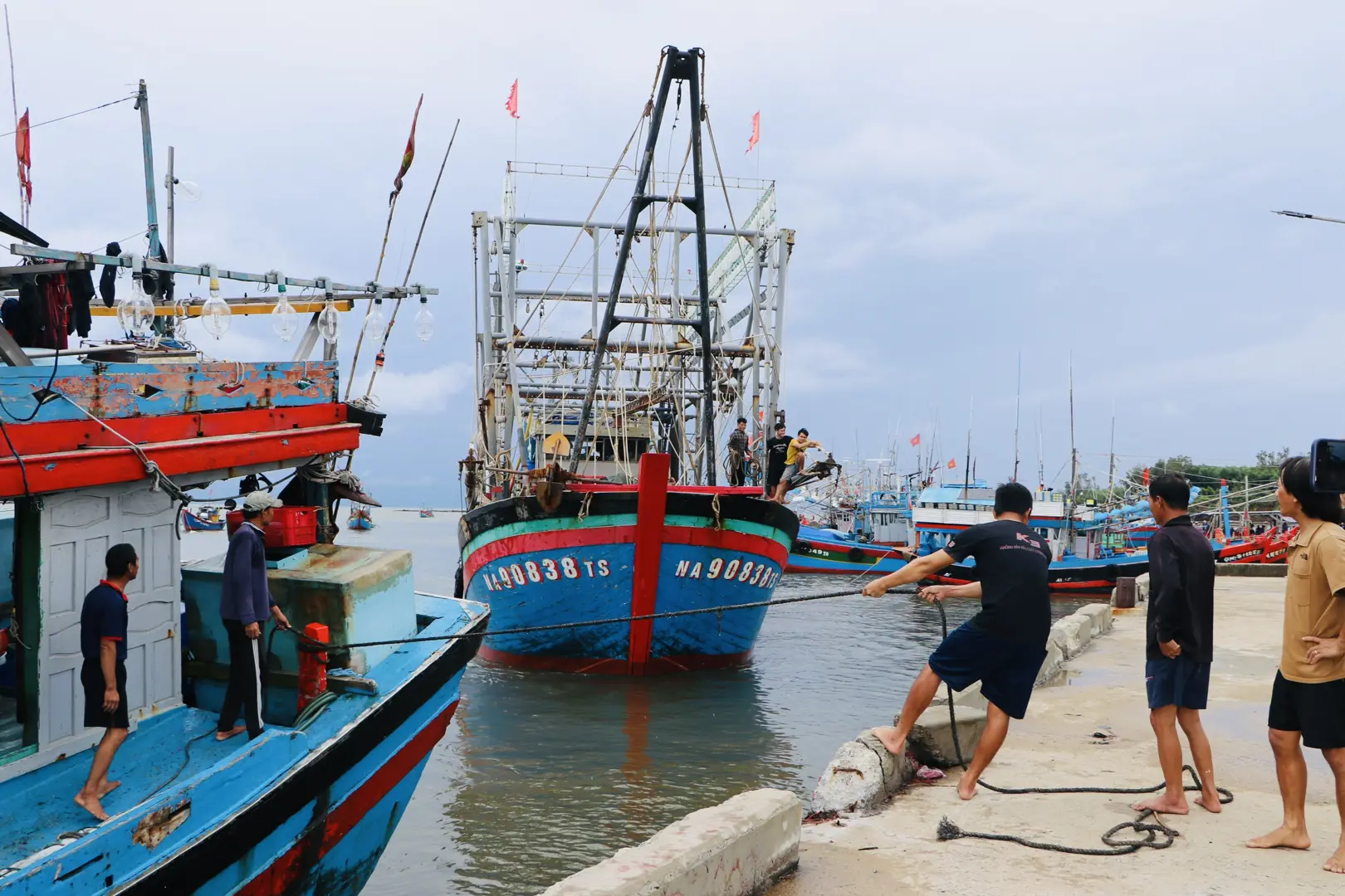 Quảng Ngãi: Tàu thuyền hối hả vào bờ tránh áp thấp nhiệt đới