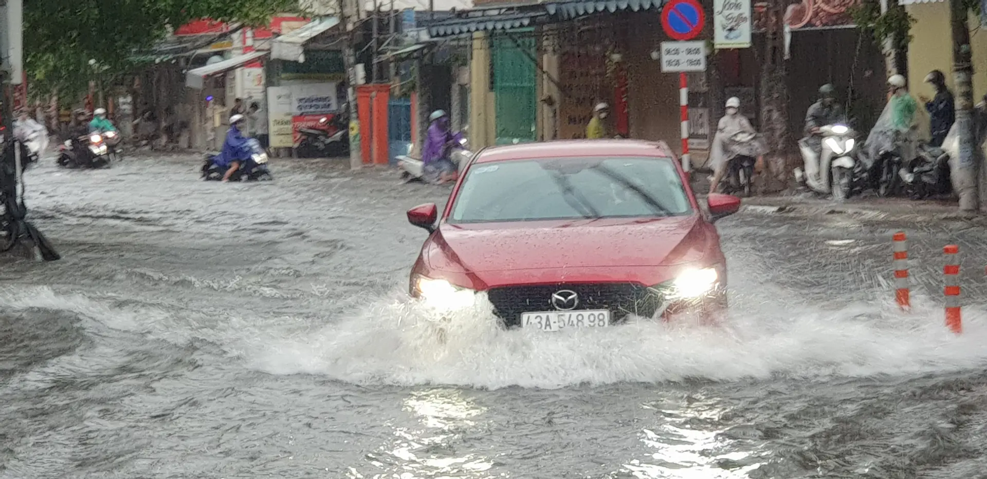 Đà Nẵng: Mưa trắng trời, nhiều tuyến phố ngập nặng