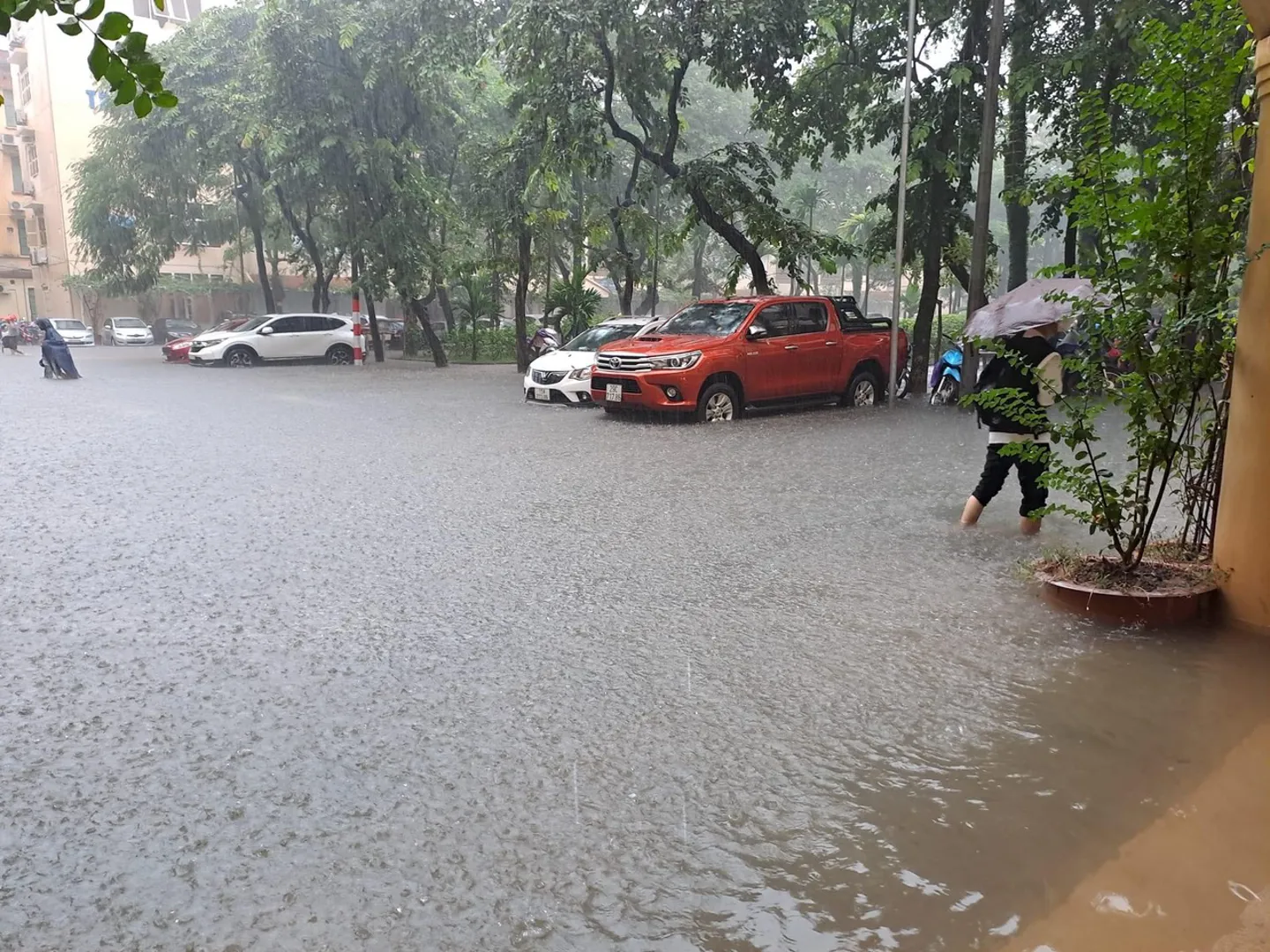 Nội thành Hà Nội và các vùng lân cận vẫn có mưa vừa đến mưa to