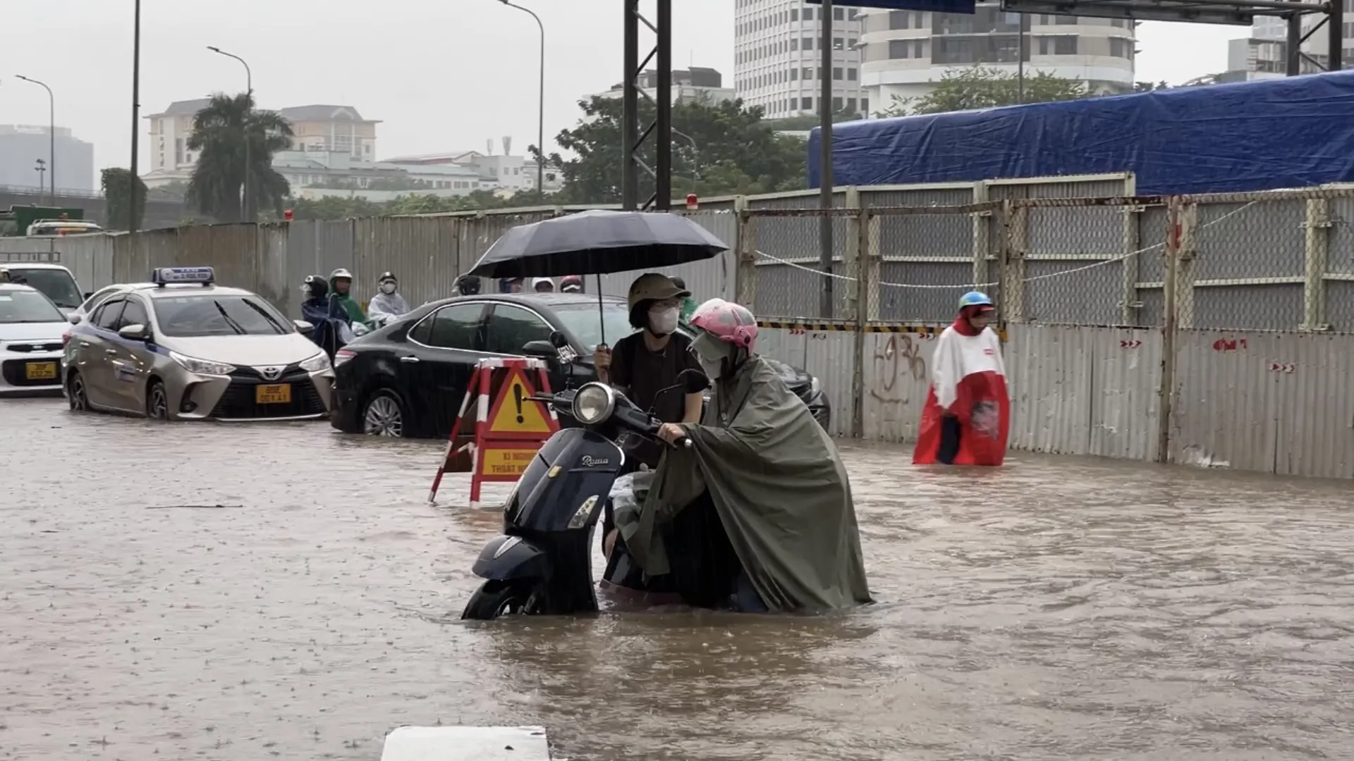 Hà Nội: Mưa lớn gây ngập úng, ùn tắc hàng giờ đồng hồ