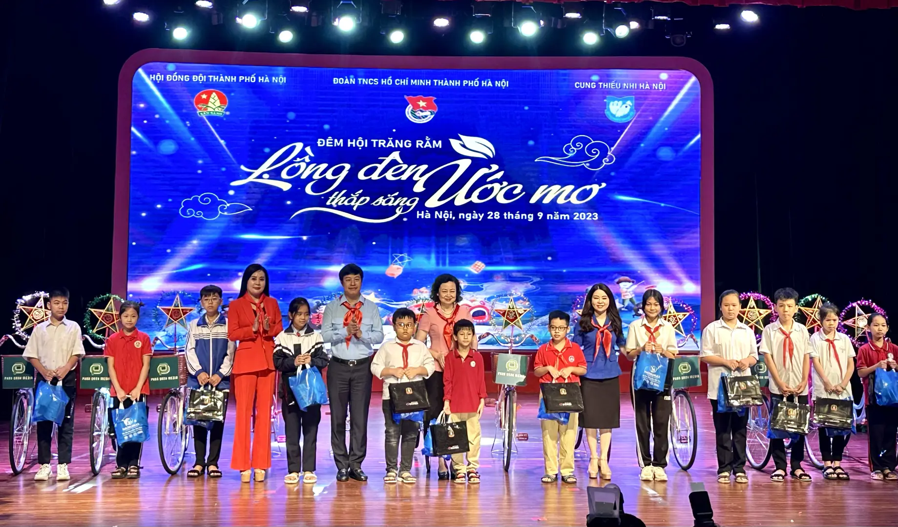 Hà Nội: “Lồng đèn thắp sáng ước mơ” trẻ em có hoàn cảnh khó khăn