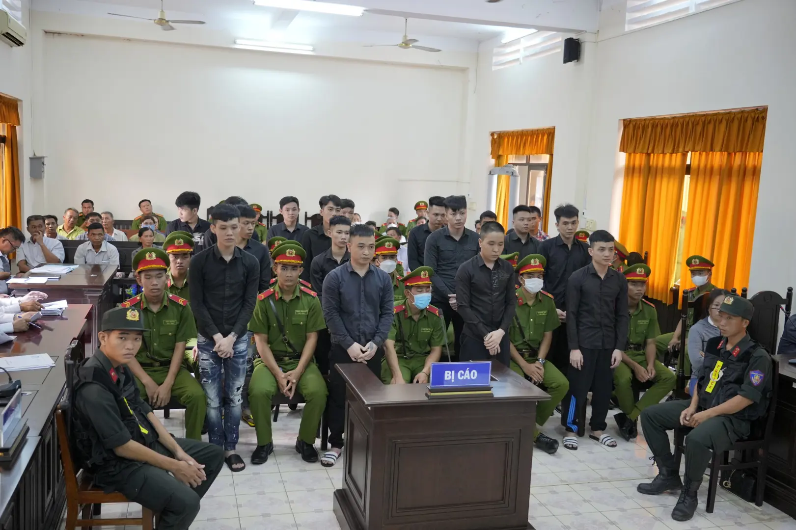 Kiên Giang: Giết anh em ruột, 19 bị cáo lĩnh gần 200 năm tù