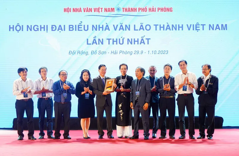 Chủ tịch nước dự Hội nghị đại biểu Nhà văn lão thành Việt Nam