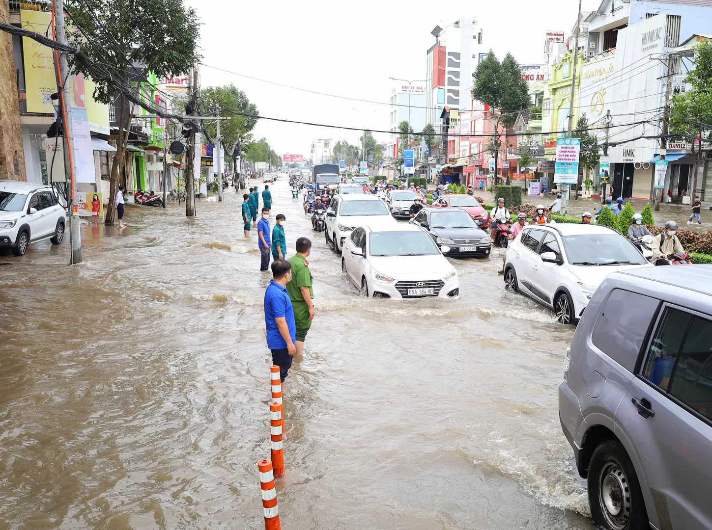 Người dân Cần Thơ “bì bõm” ngày đầu tuần