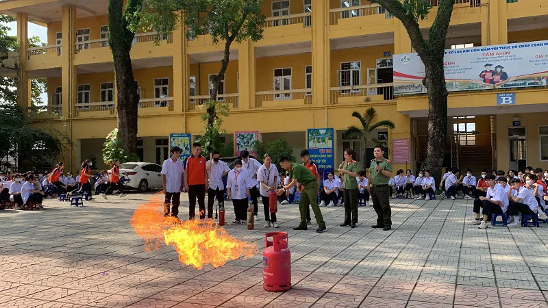 Đông Anh: Tập huấn an toàn phòng cháy, chữa cháy cho giáo viên, học sinh