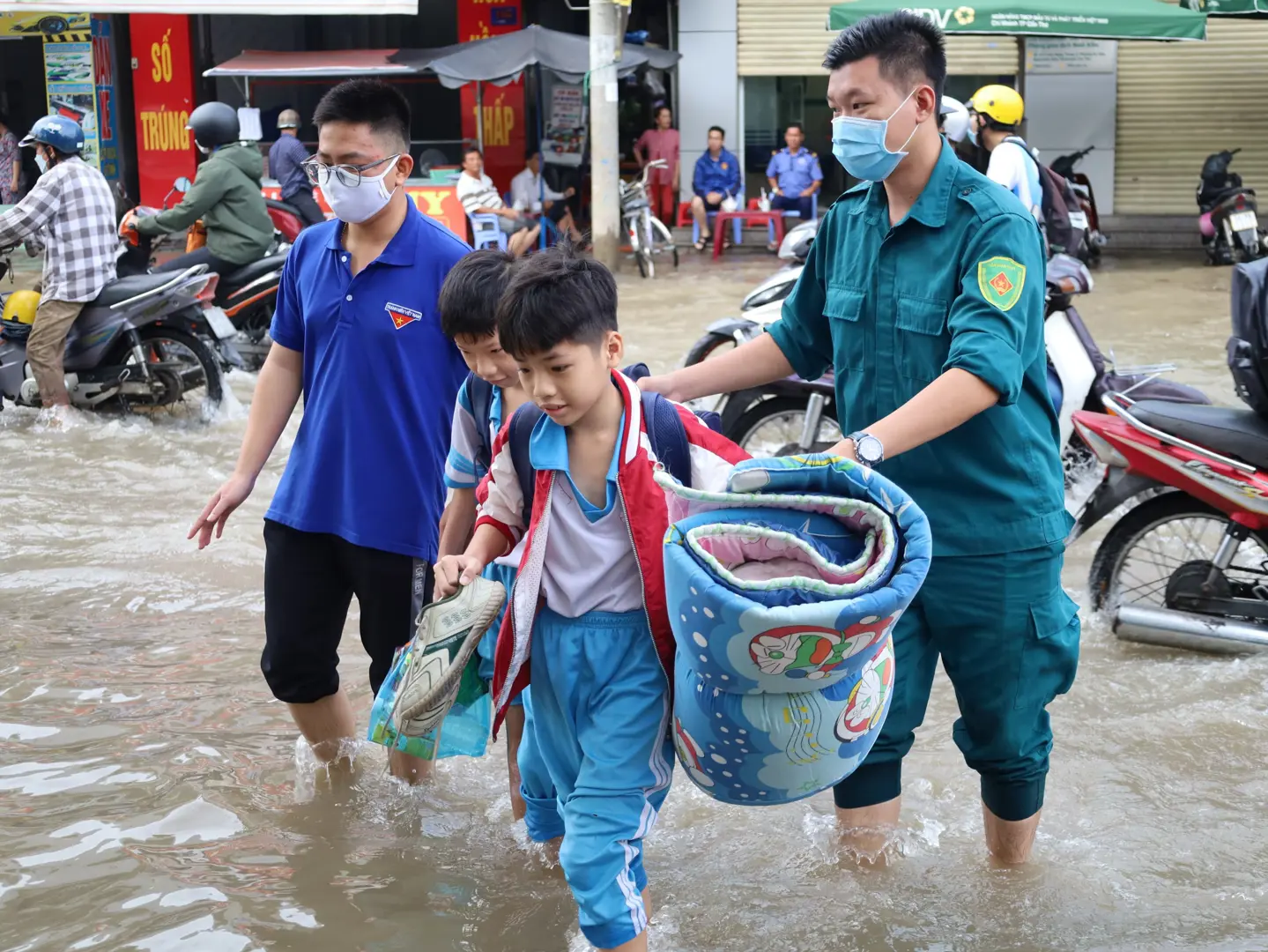 Hình ảnh ấm lòng những ngày Cần Thơ ngập trong triều cường