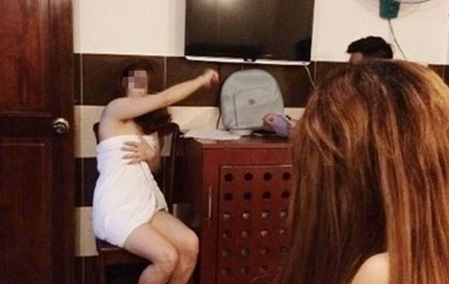 Bắt quả tang “tú bà” kiêm gái bán dâm khi hành nghề ở Thanh Xuân