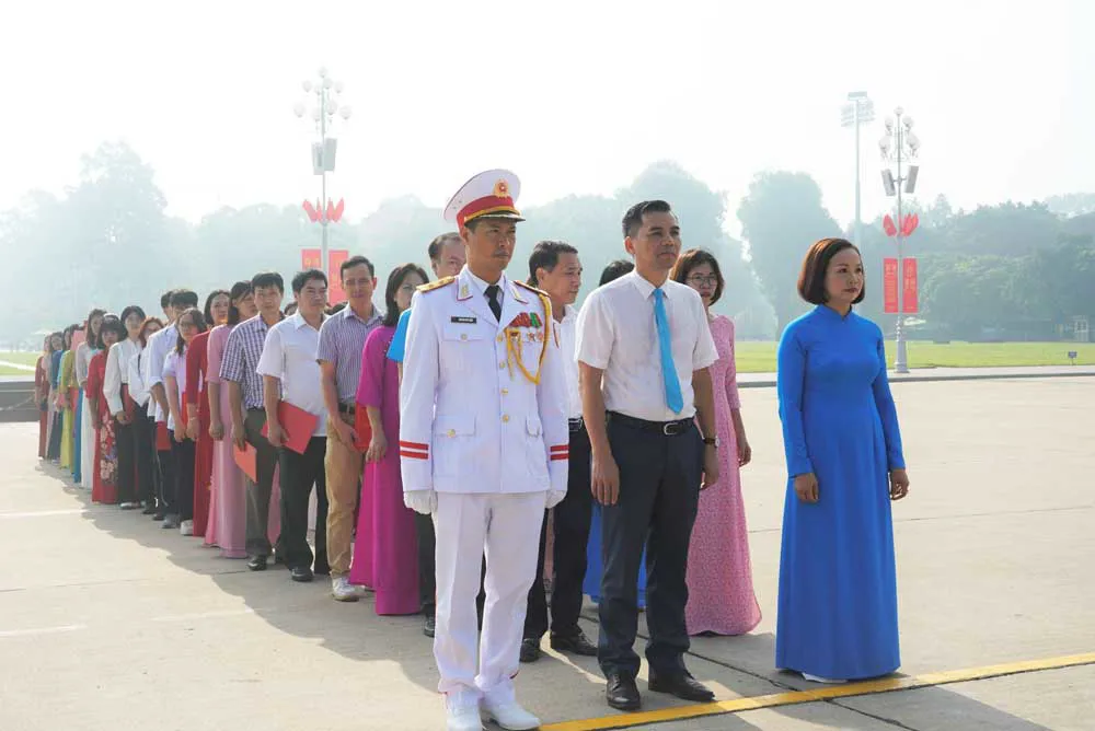 Đoàn viên công đoàn tiêu biểu quận Hà Đông báo công dâng Bác