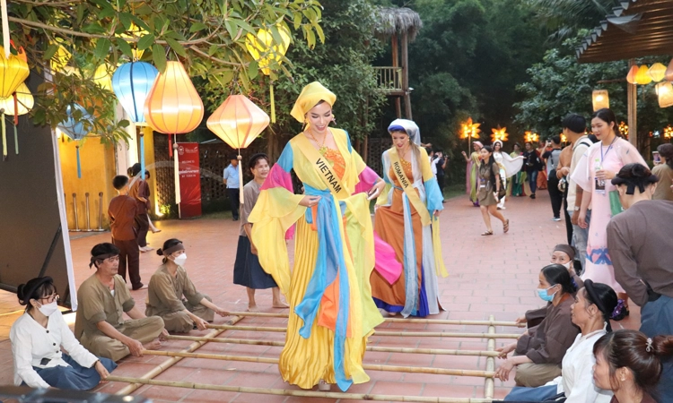 Thí sinh Miss Grand International 2023 hào hứng nhảy sạp, đi chợ quê Việt Nam