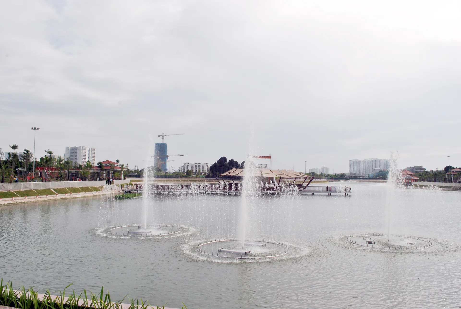 Gắn biển Chào mừng Ngày Giải phóng Thủ đô nhiều công trình hạ tầng đô thị