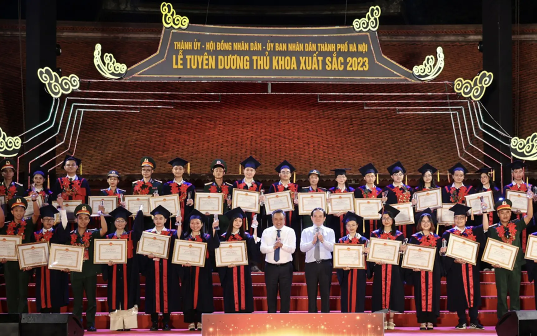 Hà Nội tuyên dương 96 Thủ khoa xuất sắc tốt nghiệp trường đại học, học viện