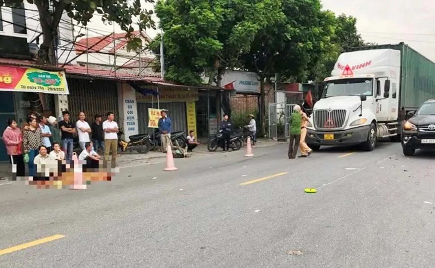 Tai nạn giao thông mới nhất 11/10/2023: Ô tô đâm cụ bà 77 tuổi tử vong