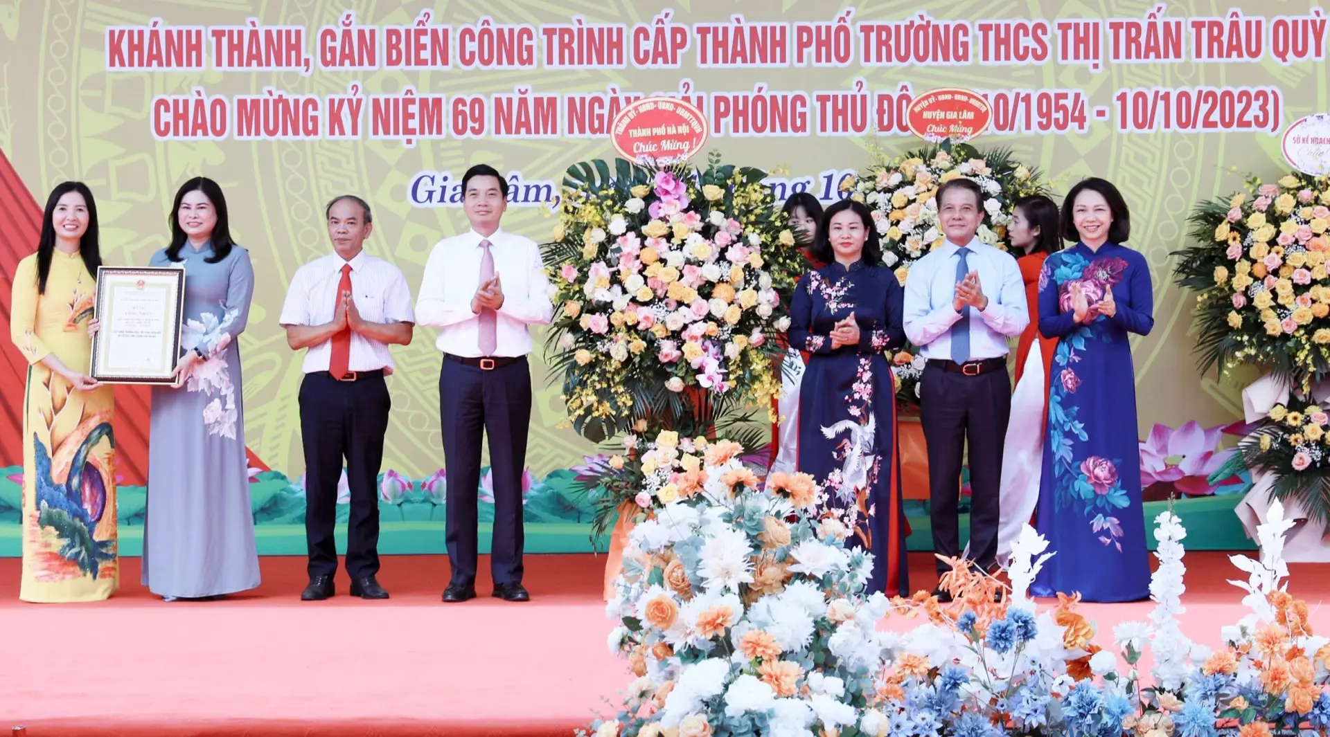 Khánh thành, gắn biển công trình cấp thành phố với Trường THCS Trâu Quỳ (Gia Lâm)