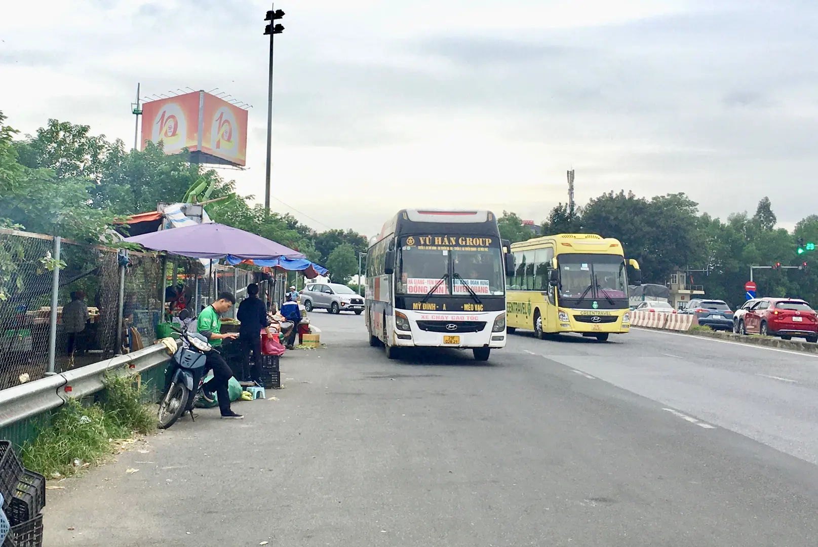 Huyện Sóc Sơn: Bát nháo tình trạng ô tô đón trả khách trên Quốc lộ 2