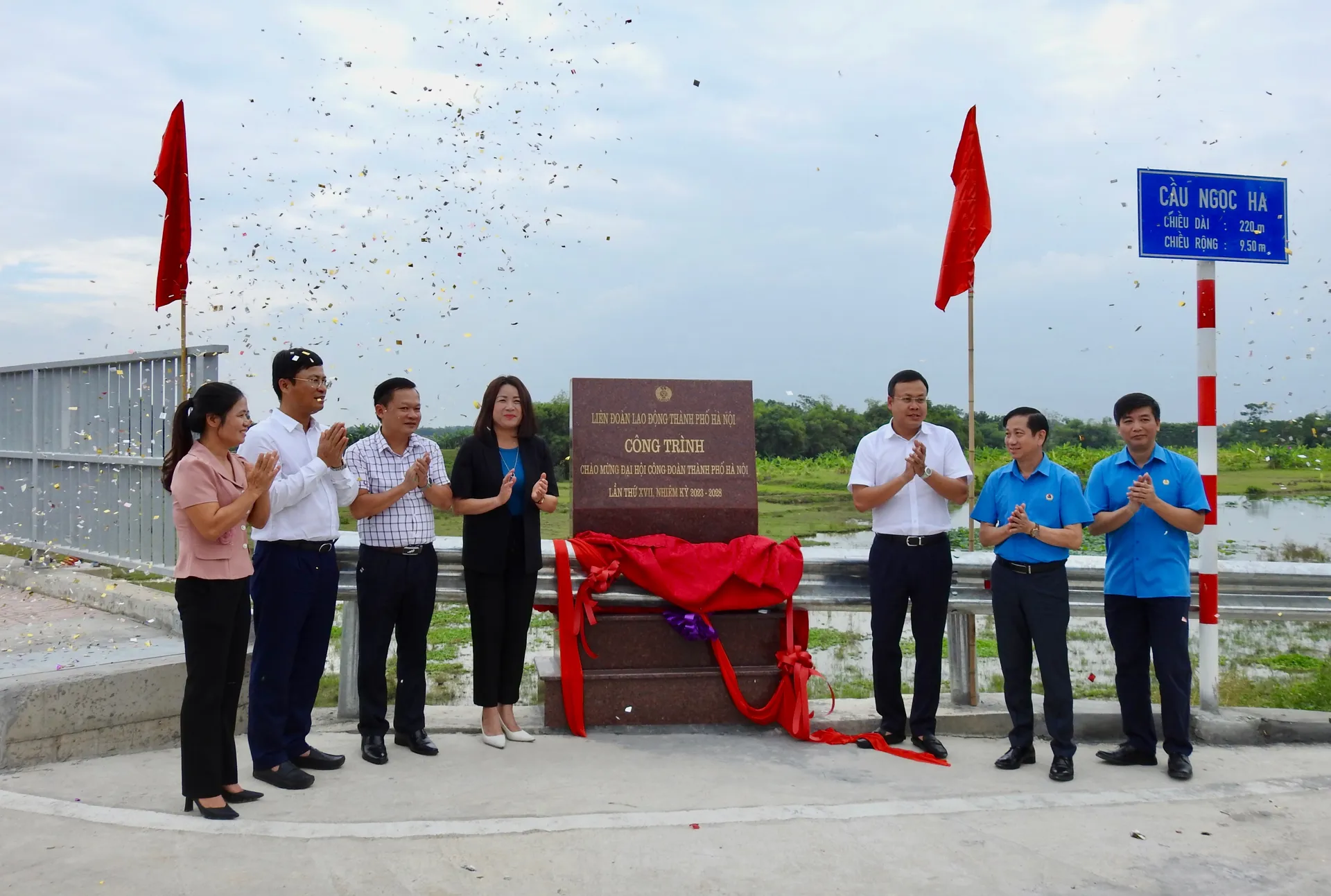 Gắn biển công trình cầu Ngọc Hà vượt sông Cà Lồ tại huyện Sóc Sơn