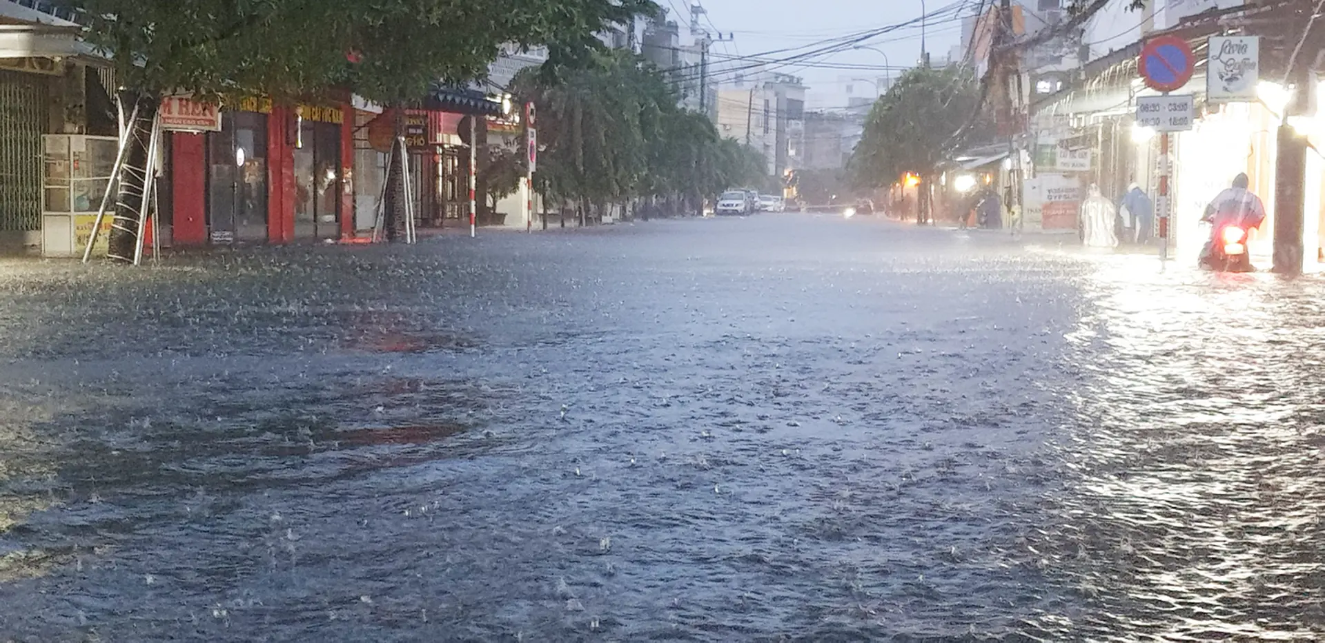 Phố biến thành sông, dân Đà Nẵng lo đưa ô tô "chạy lụt"