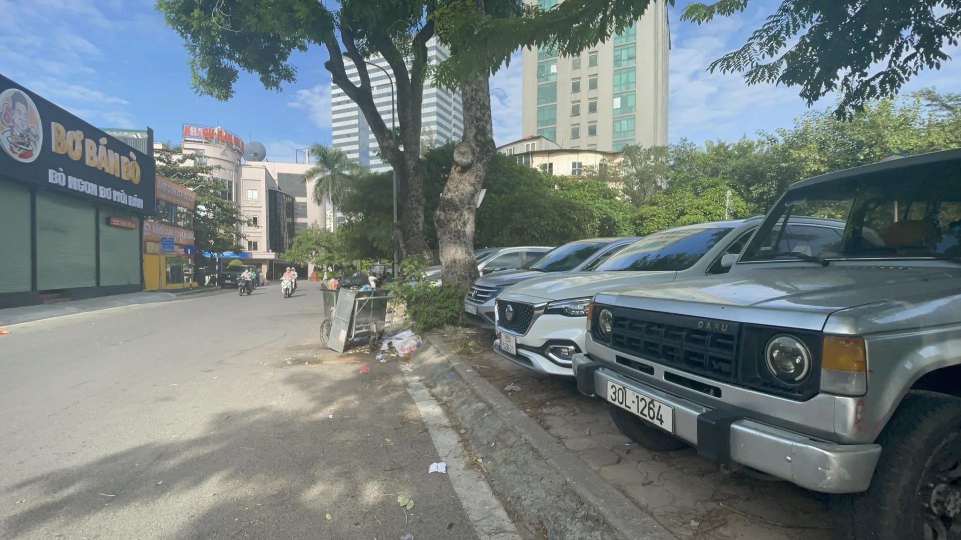 Lộn xộn khu vực vườn hoa Xã Đàn