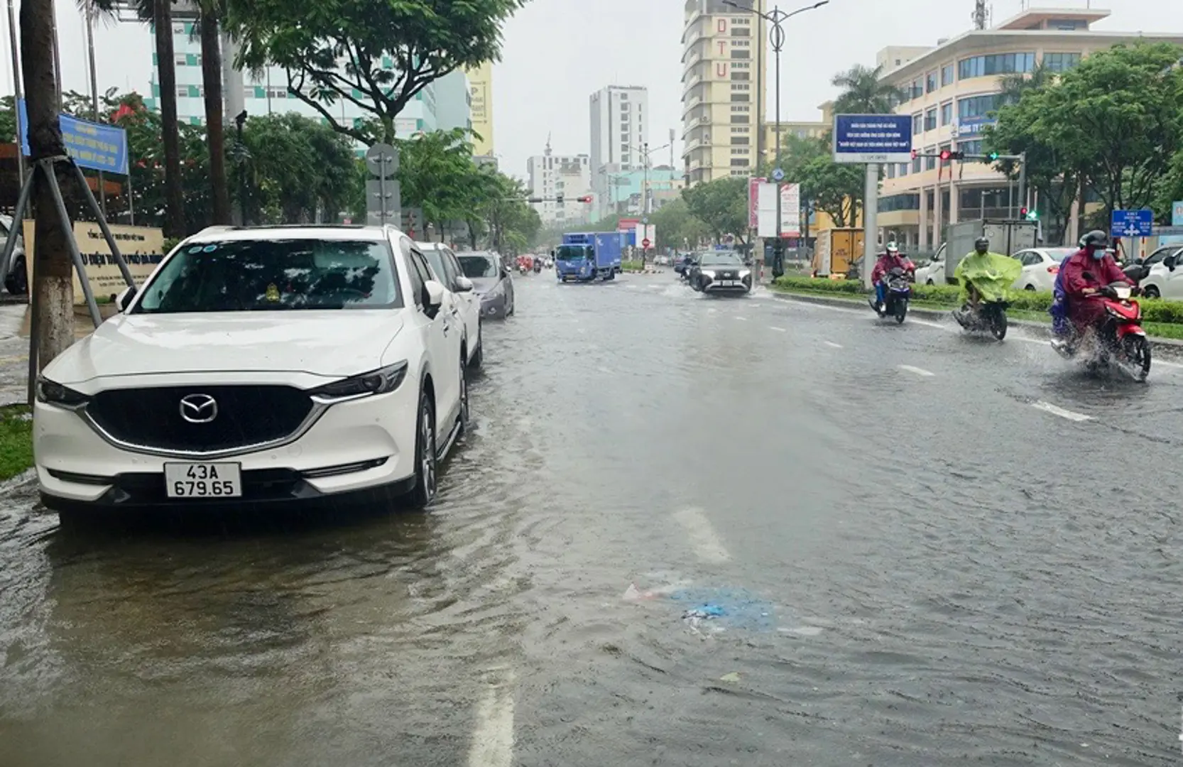 Nước chưa rút hết, miền Trung lại nguy cơ mưa lớn do áp thấp nhiệt đới