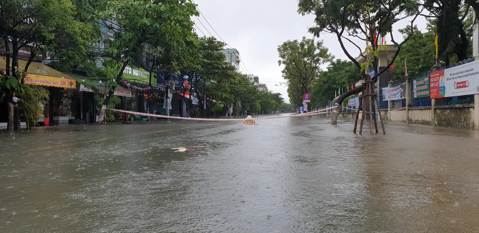 Mưa lớn tiếp diễn, Đà Nẵng khẩn trương ứng phó ngập lụt, sạt lở