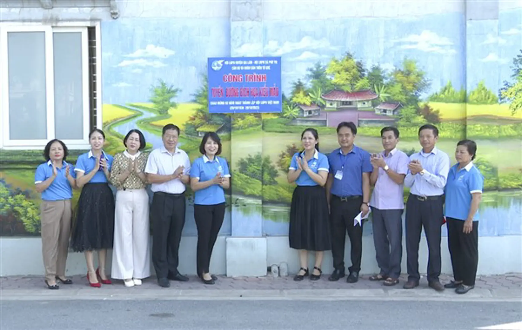 Hội LHPN huyện Gia Lâm gắn biển công trình “Tuyến đường bích họa kiểu mẫu”