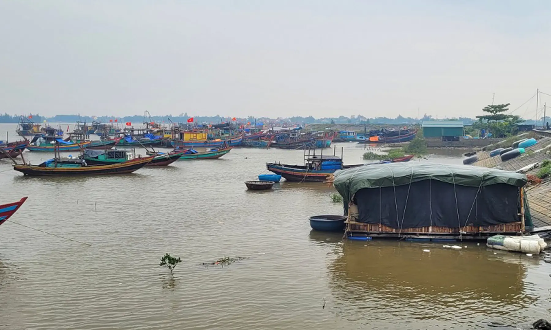 Hà Tĩnh: Người nuôi trồng thủy sản chủ động ứng phó với mưa bão