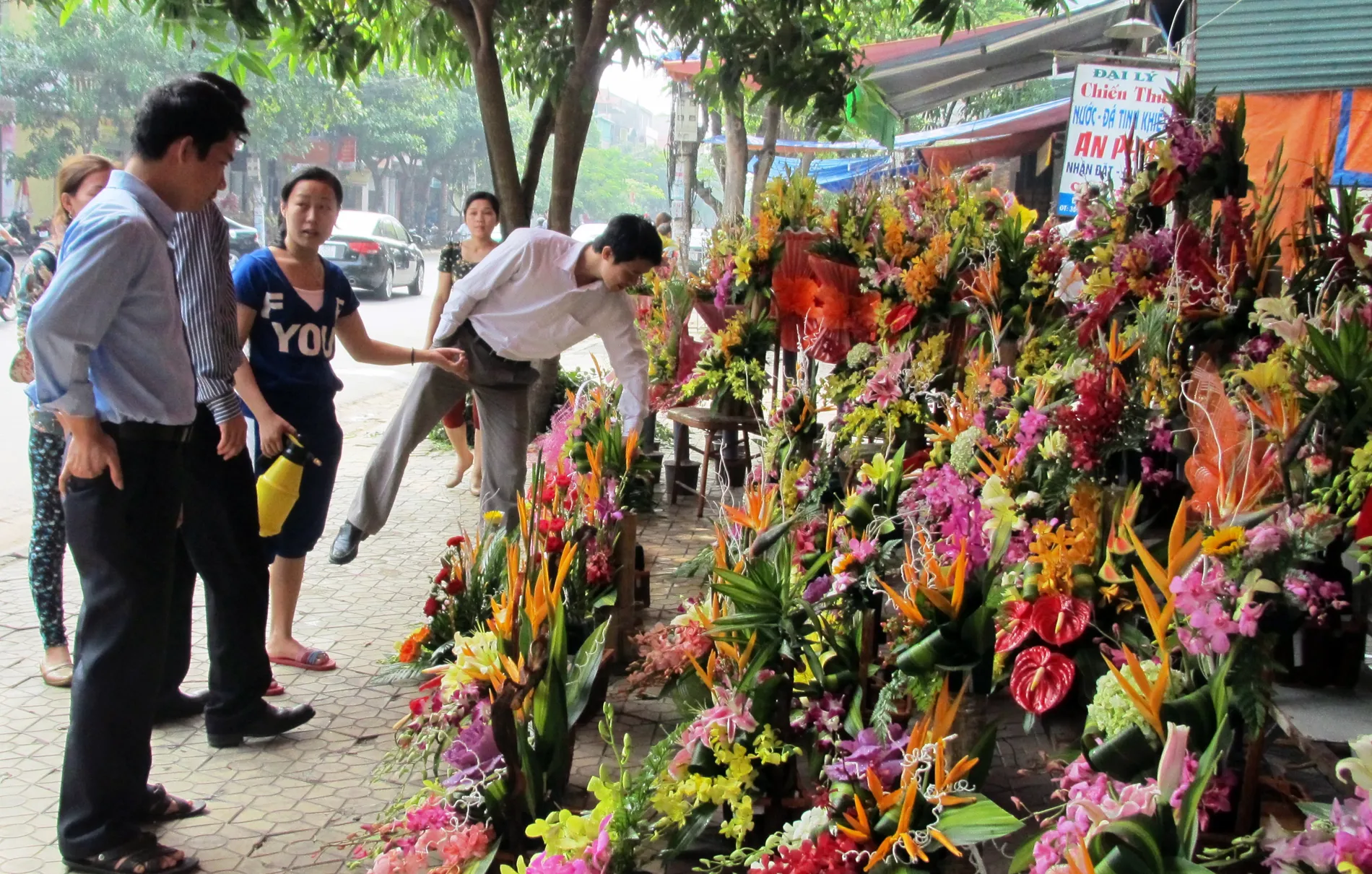 Ngày Phụ nữ Việt Nam, hoa tươi đồng loạt giảm giá