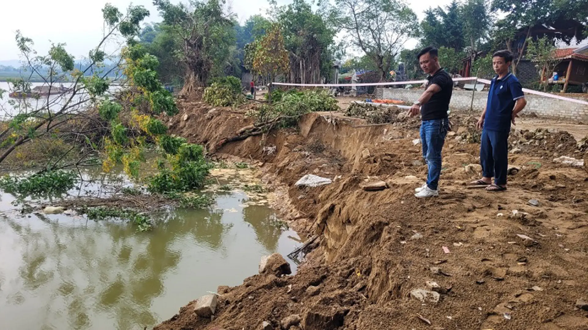 Hà Tĩnh: Bờ sông Minh sạt lở nghiêm trọng