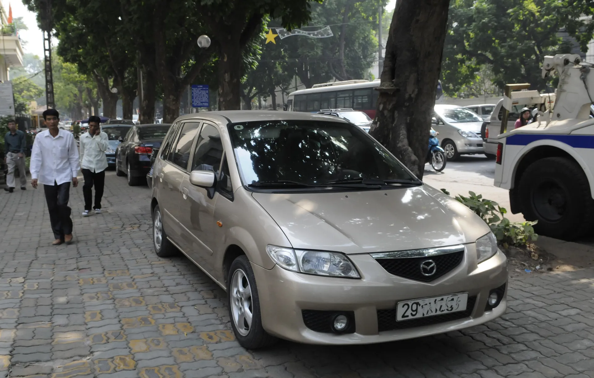 Loay hoay xử phạt ô tô dừng đỗ trên vỉa hè