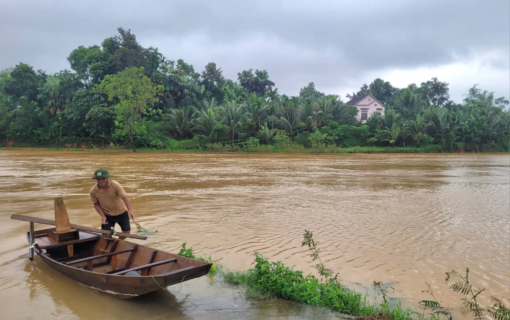 Hà Tĩnh: Mưa lớn nhiều vùng bị ngập sâu, giao thông sạt lở nghiêm trọng