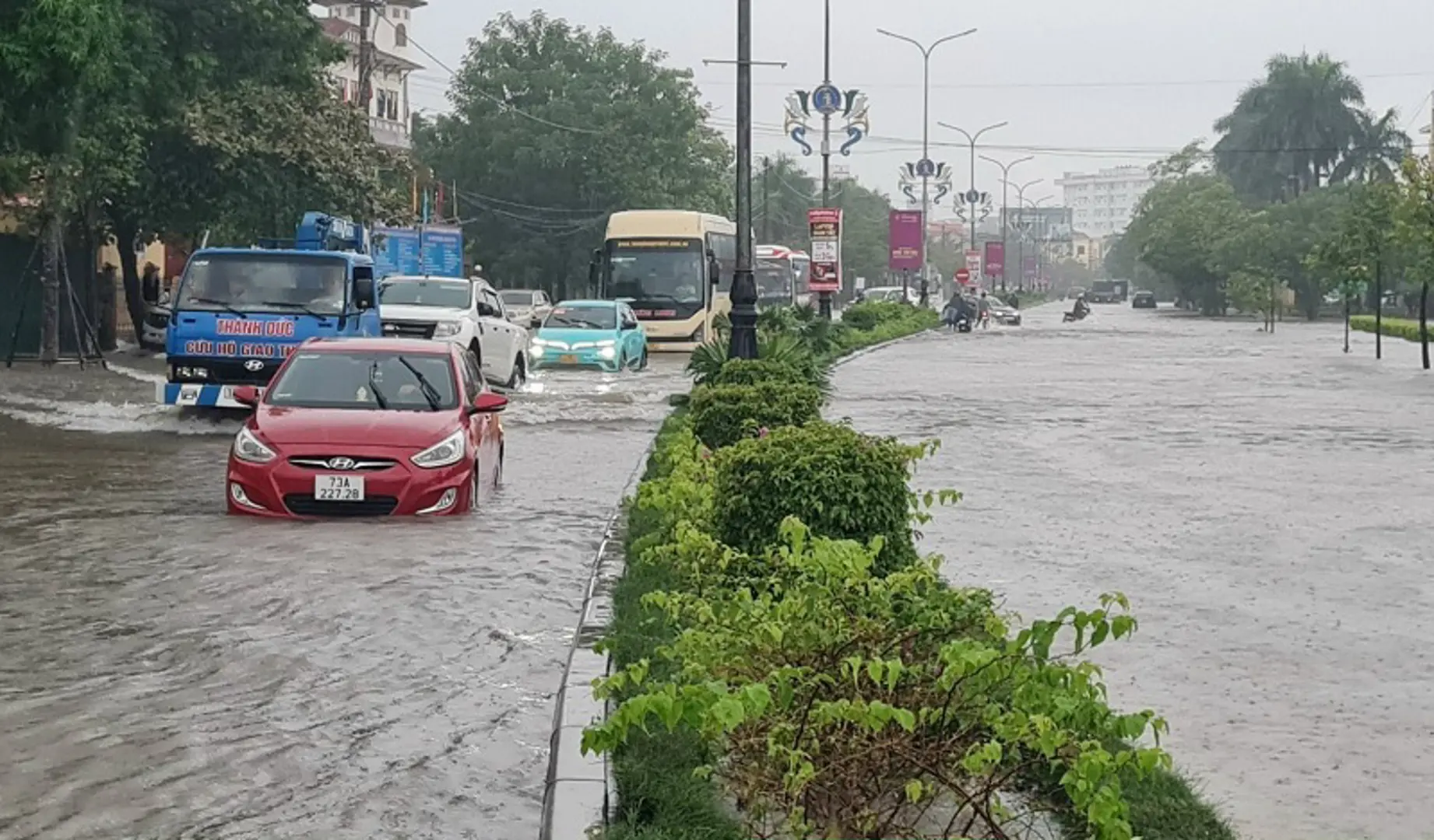 Quảng Bình: Mưa lớn, nhiều tuyến đường tại TP Đồng Hới bị ngập nặng