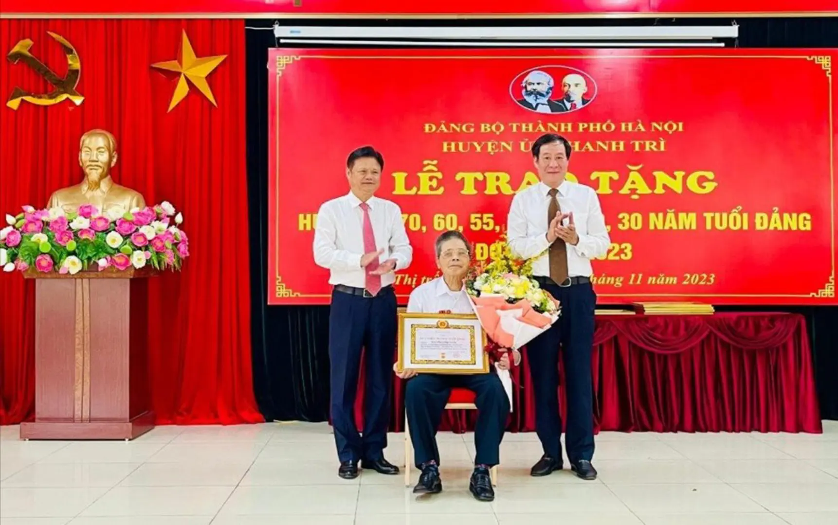 Huyện Thanh Trì: Trao Huy hiệu Đảng cho 16 đảng viên thị trấn Văn Điển