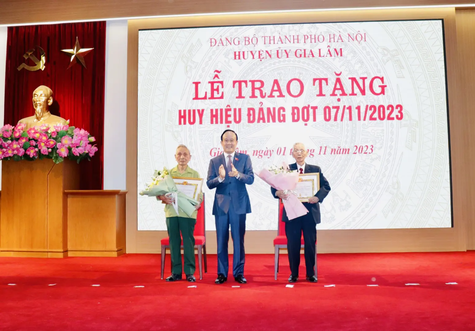 Chủ tịch HĐND Thành phố Hà Nội trao Huy hiệu Đảng tại huyện Gia Lâm