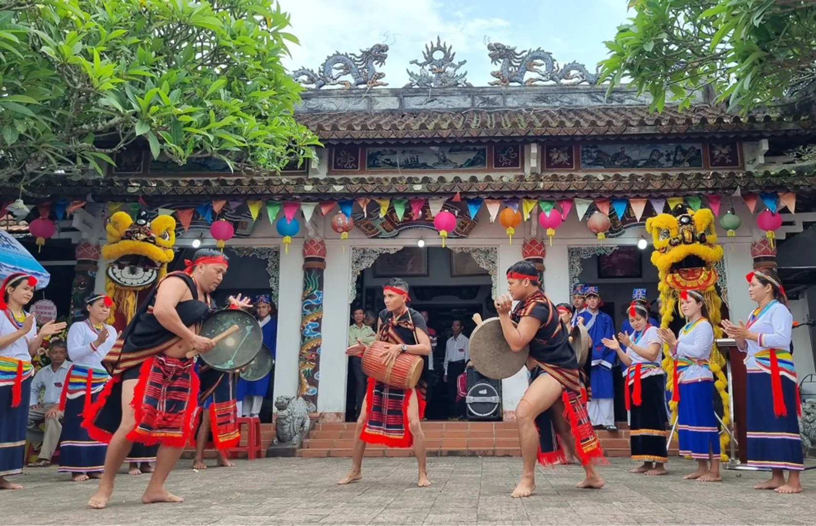 Quảng Ngãi: Học dân vũ, đánh chiêng để làm du lịch