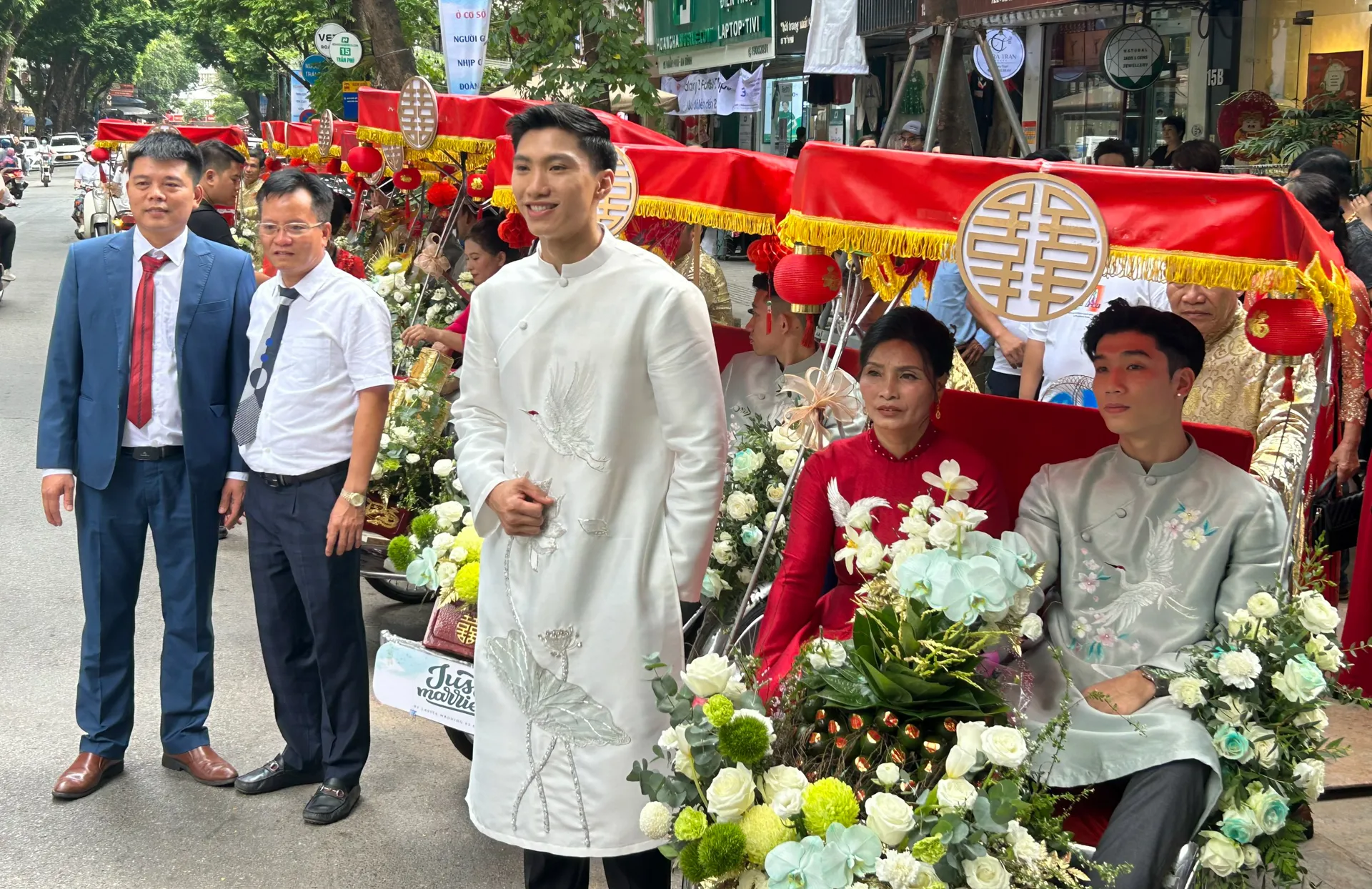 Gia đình Văn Hậu đi xích lô hỏi cưới, đón vợ bằng siêu xe 50 tỷ