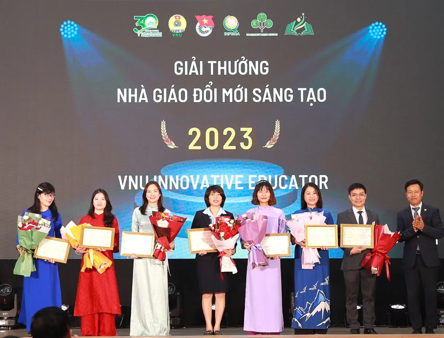 ĐHQGHN trao tặng nhiều giải thưởng danh giá cho giảng viên, nhà khoa học 