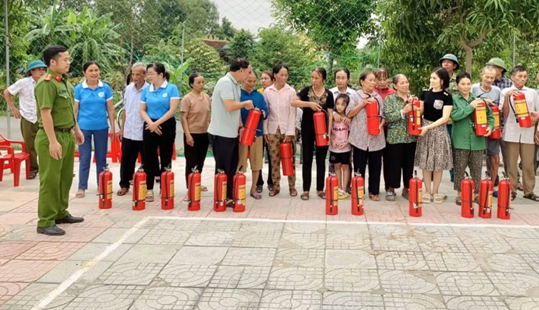 Hà Tĩnh: Lan tỏa mô hình “Nhà tôi có bình chữa cháy”