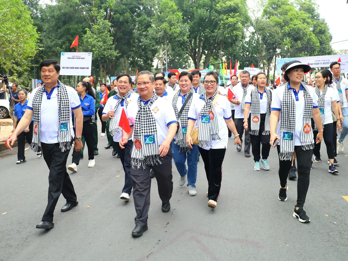 Hơn 5.000 người dân tham gia đi bộ “Đồng hành vì người nghèo"