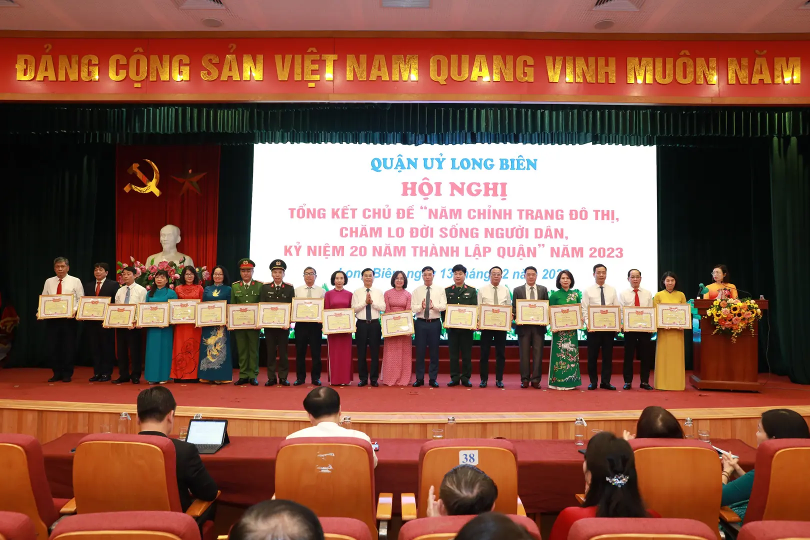 Long Biên khen thưởng nhiều tập thể, cá nhân tiêu biểu thực hiện công tác năm