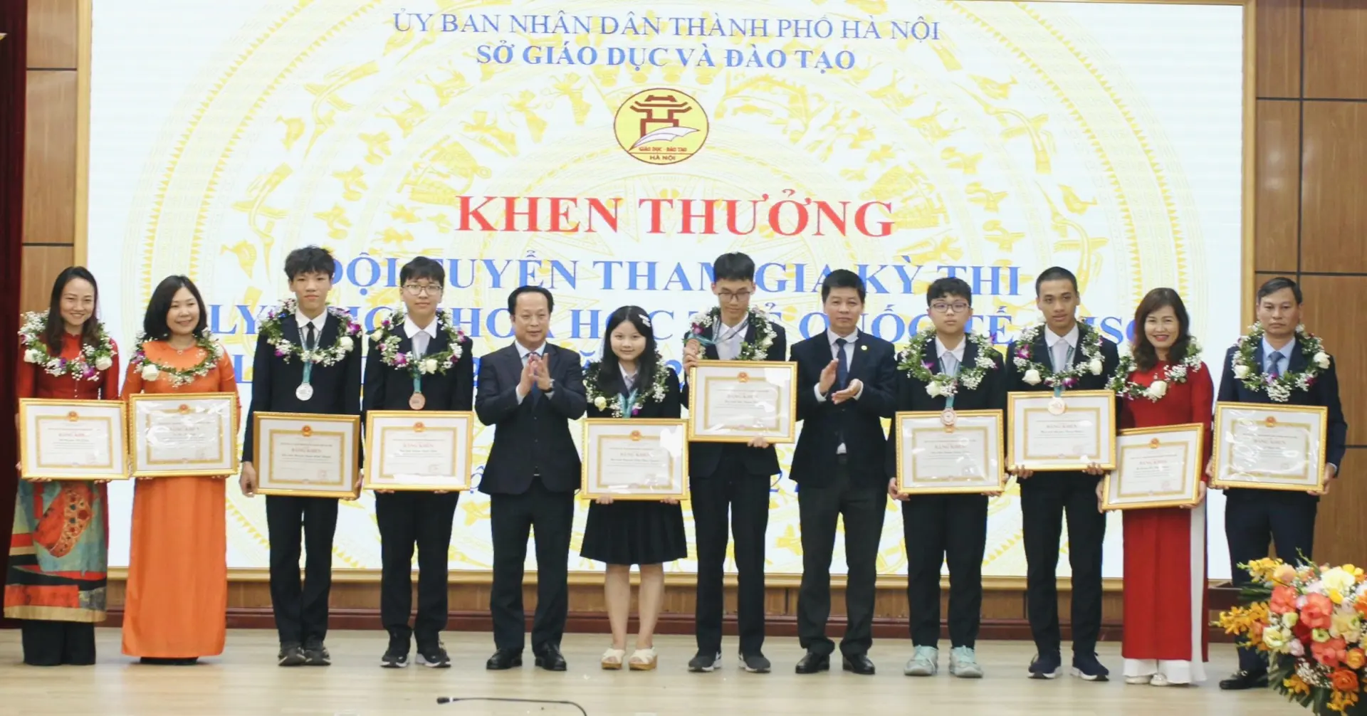 Hà Nội: Khen thưởng đội tuyển Olympic Khoa học trẻ quốc tế 2023