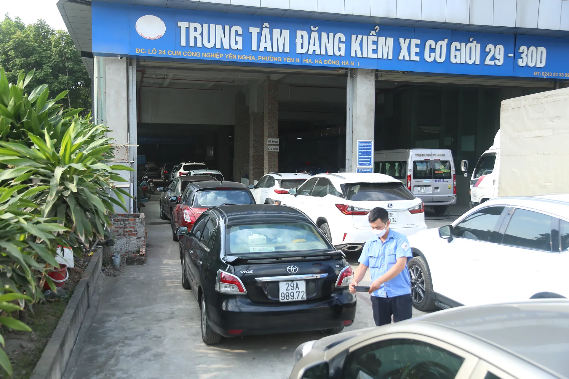 Hà Nội: Ô tô lại nối đuôi nhau chờ đăng kiểm