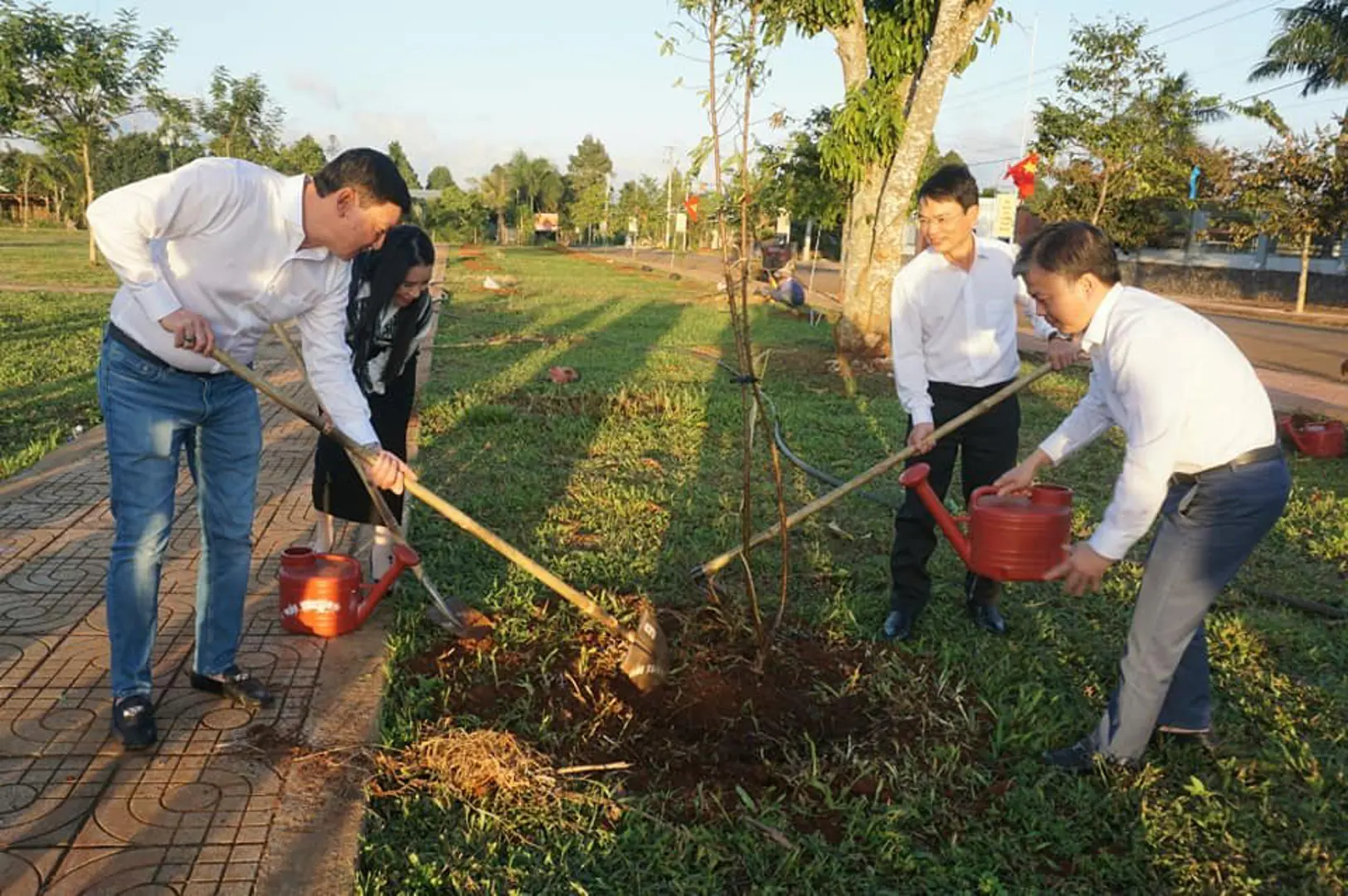 Quận Tây Hồ tặng 215 cây đào cho thị xã Buôn Hồ, tỉnh Đắk Lắk 