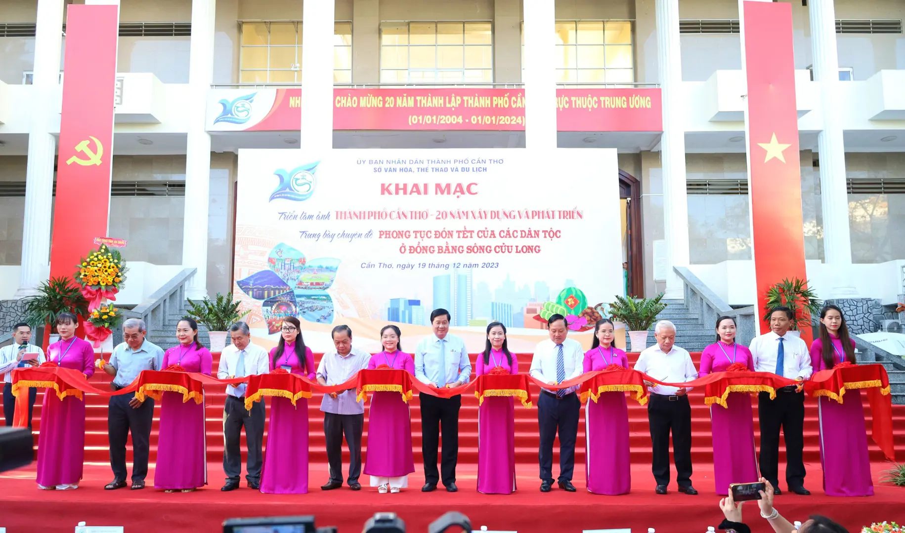 Khai mạc triển lãm “Cần Thơ - 20 năm xây dựng và phát triển”