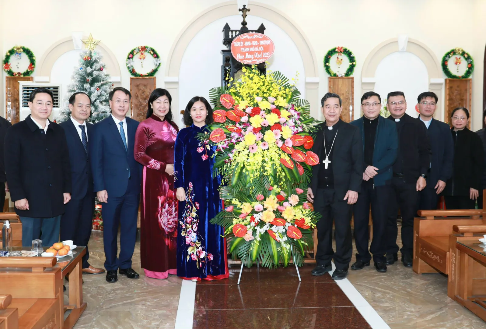 Lãnh đạo Thành phố Hà Nội thăm, chúc mừng Giáo phận Hưng Hóa