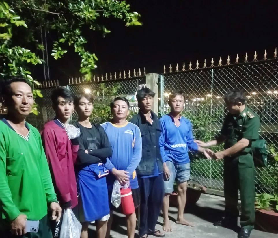 Chìm tàu cá, cứu sống được 6 ngư dân, đang tìm kiếm 3 người mất tích