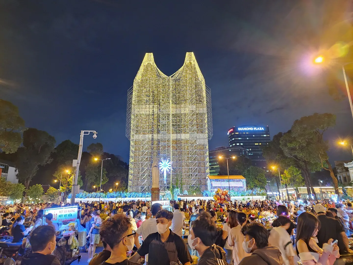 TP Hồ Chí Minh: Người dân tưng bừng ra đường vui chơi trước đêm Giáng sinh