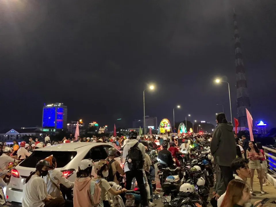 "Biển" người đổ về trung tâm Cần Thơ xem pháo hoa, đón năm mới