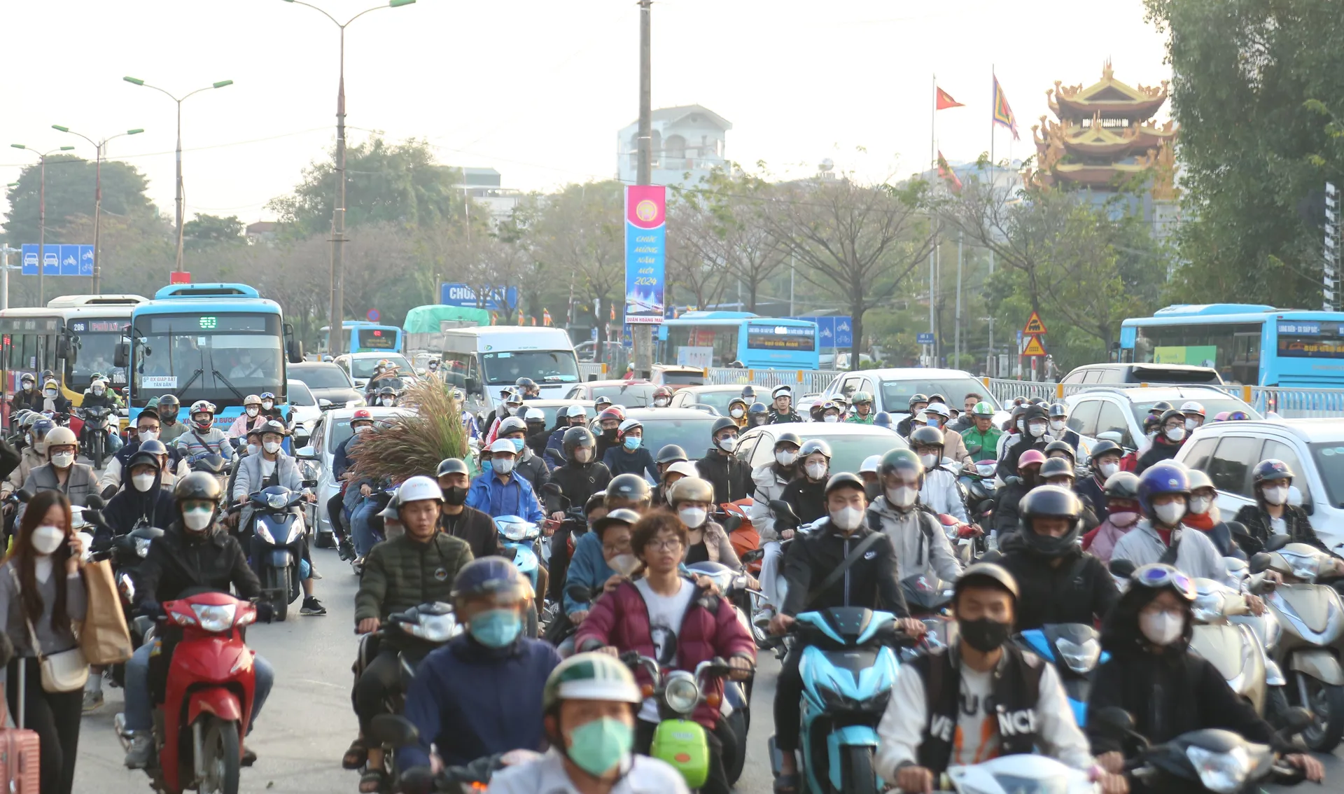 Người dân ùn ùn trở lại Thủ đô sau kỳ nghỉ Tết Dương lịch