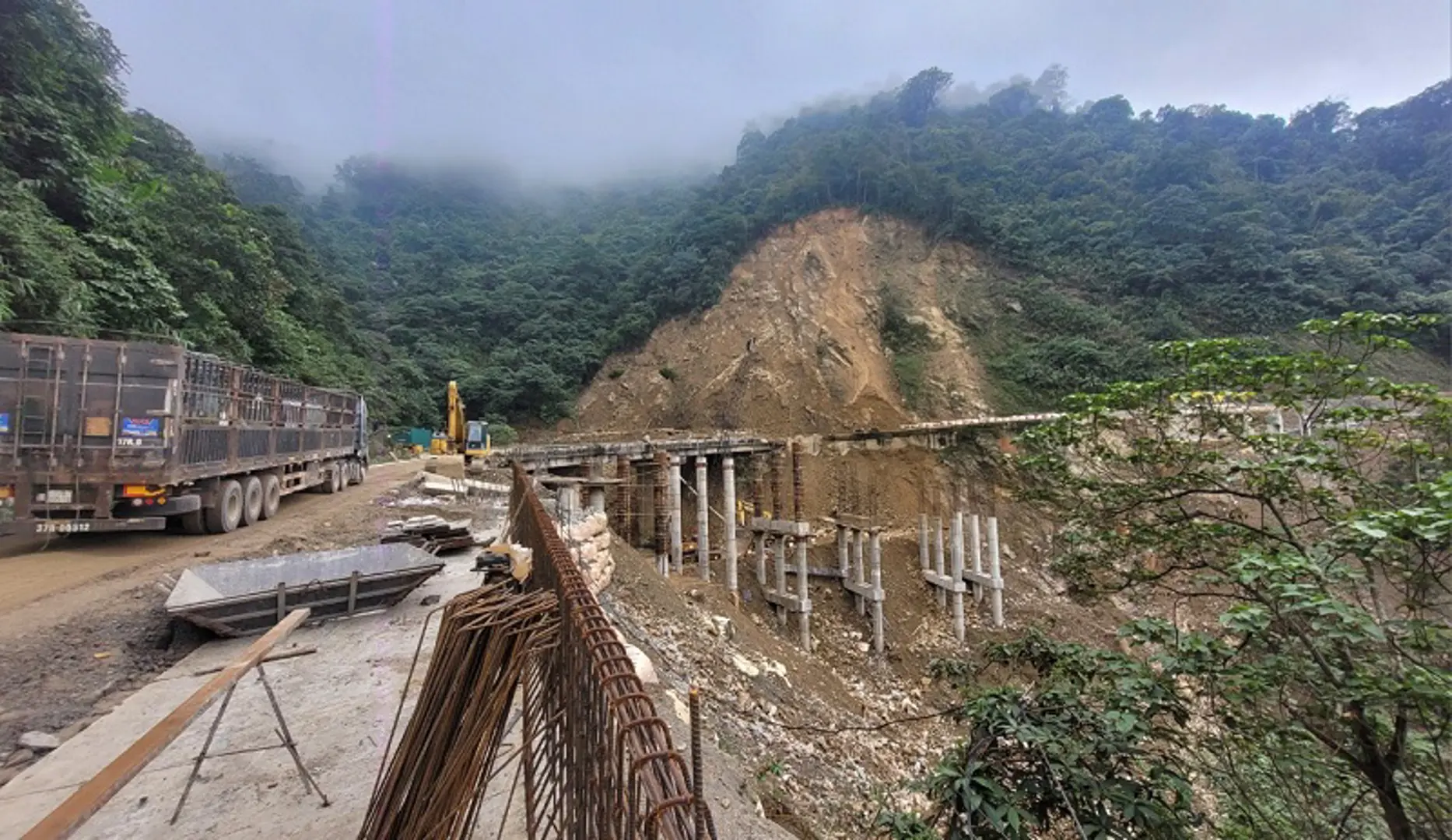 Hà Tĩnh: Thi công cầu mới, ứng phó sạt lở đất tại huyện Hương Sơn